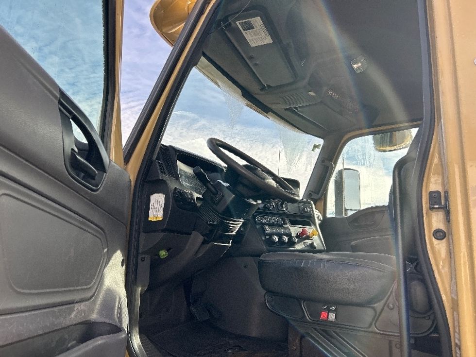 Day Cab Tractor-Heavy Duty Tractors-International-2019-RH613-Delta-BC-462,936\n\t\tkm-$ 28,500 - Image 9