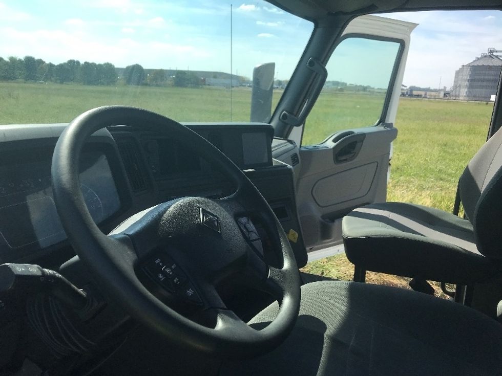 Day Cab Tractor-Heavy Duty Tractors-International-2019-RH613-Evansville-IN-372,348\n\t\tmiles-$ 15,250 - Image 10
