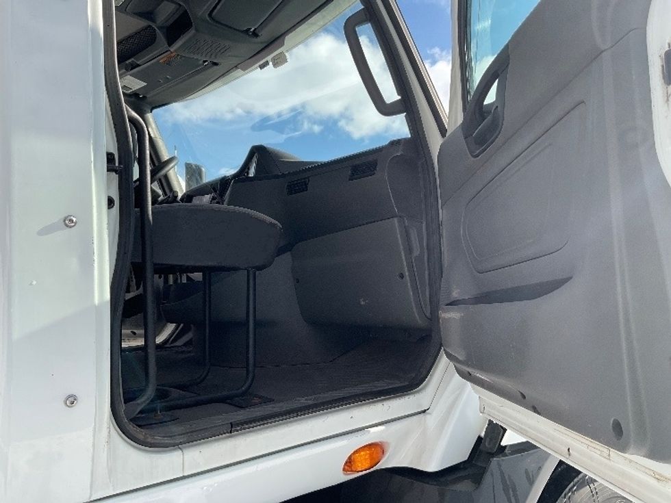 Day Cab Tractor-Heavy Duty Tractors-International-2019-RH613-La Porte-IN-211,149\n\t\tmiles-$ 14,000 - Image 12