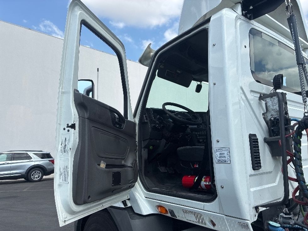 Day Cab Tractor-Heavy Duty Tractors-International-2019-RH613-Vernon-CA-256,817\n\t\tmiles-$ 19,000 - Image 9
