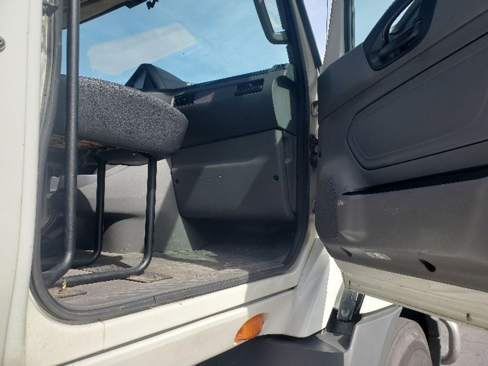 Day Cab Tractor-Heavy Duty Tractors-International-2019-RH613-White Deer-PA-279,402\n\t\tmiles-$ 24,500 - Image 12