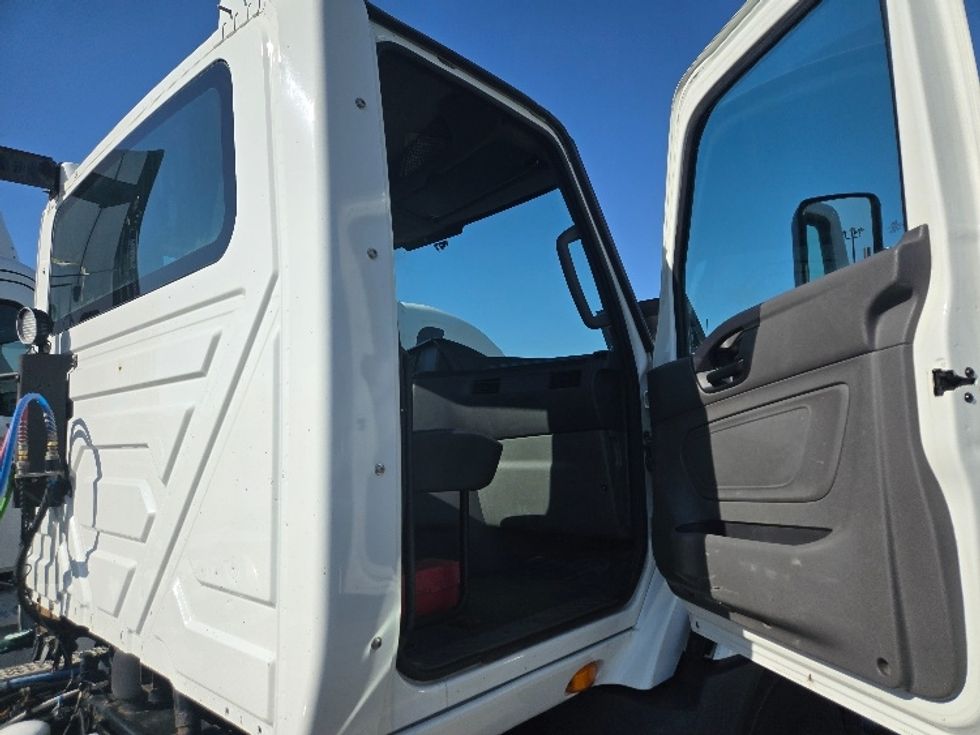 Day Cab Tractor-Heavy Duty Tractors-International-2019-RH613-White Deer-PA-409,206\n\t\tmiles-$ 22,750 - Image 12