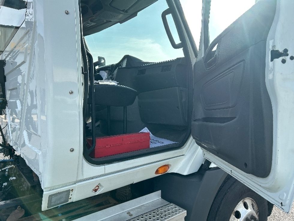 Day Cab Tractor-Heavy Duty Tractors-International-2019-RH613-White Deer-PA-419,421\n\t\tmiles-$ 22,750 - Image 12