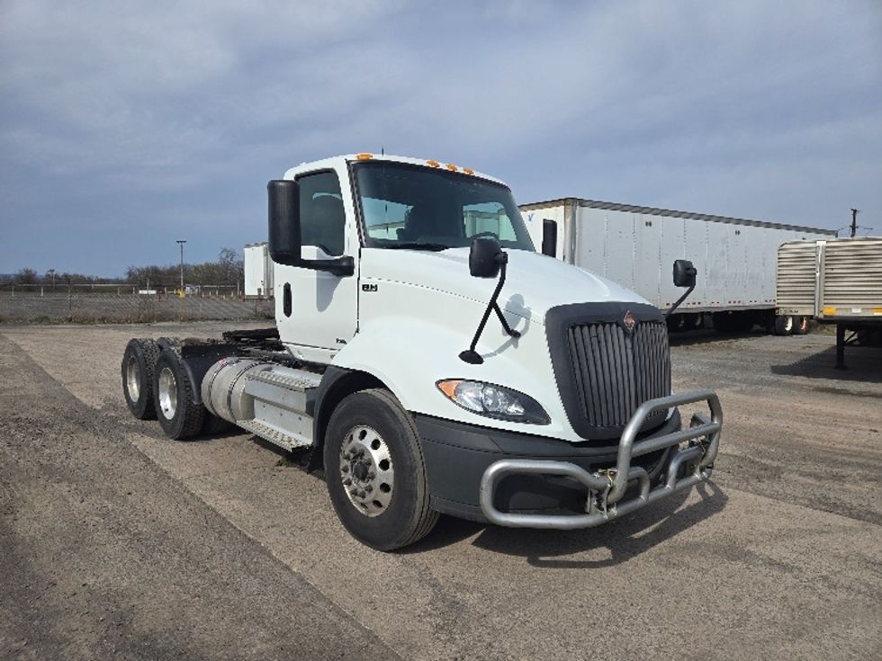 Day Cab Tractor-Heavy Duty Tractors-International-2019-RH613-White Deer-PA-448,879\n\t\tmiles-$ 22,750 - Image 1
