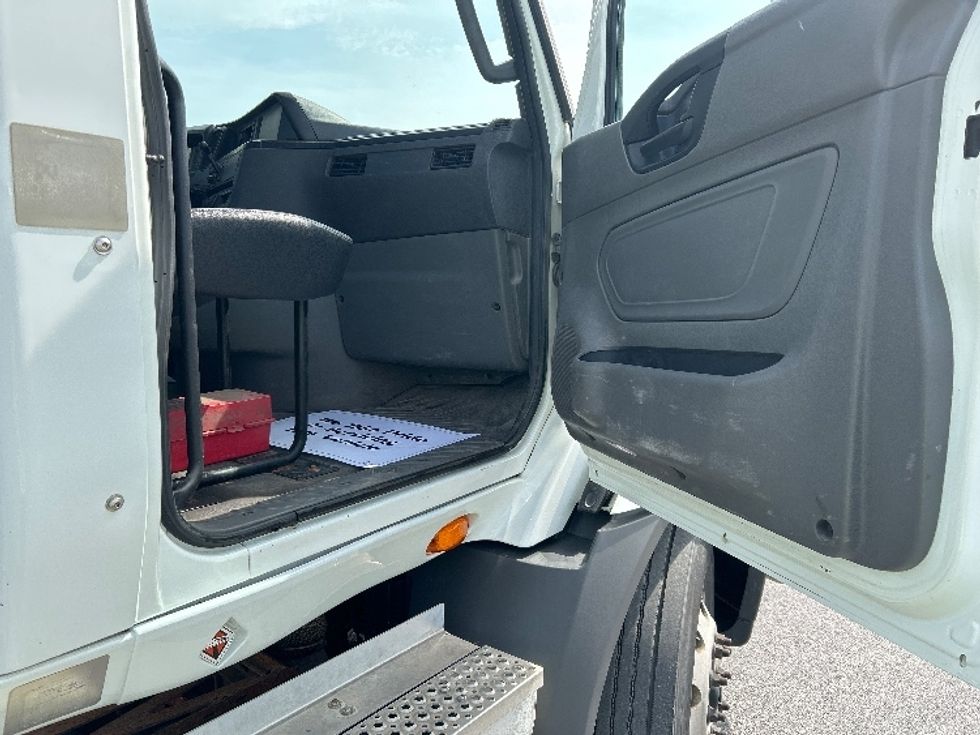 Day Cab Tractor-Heavy Duty Tractors-International-2019-RH613-White Deer-PA-465,492\n\t\tmiles-$ 22,750 - Image 12