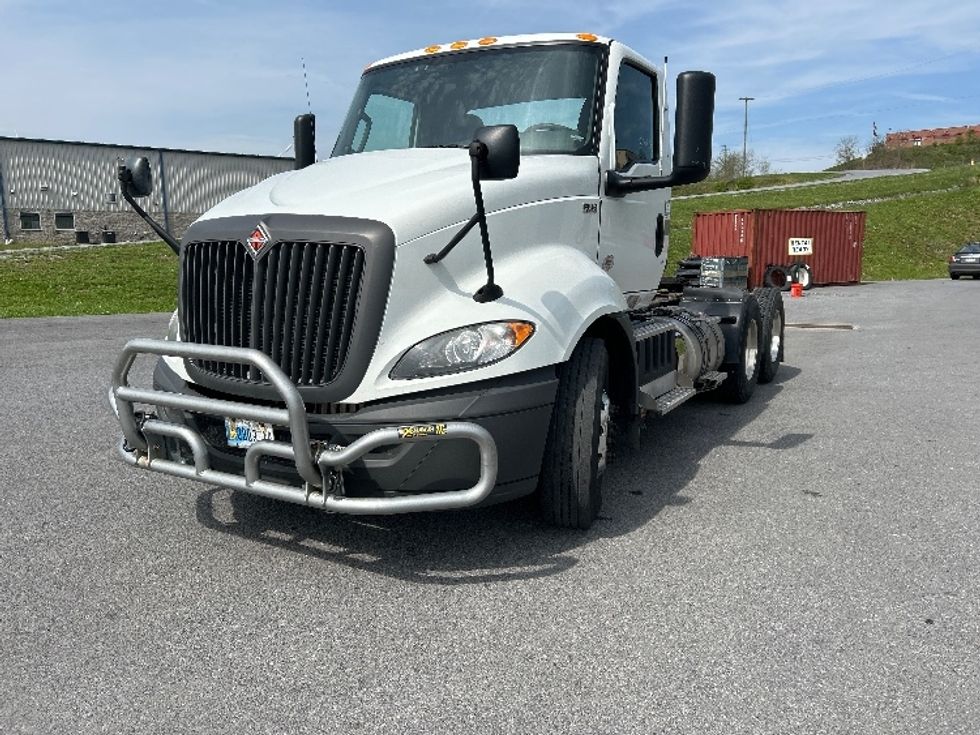 Day Cab Tractor-Heavy Duty Tractors-International-2019-RH613-White Deer-PA-465,492\n\t\tmiles-$ 22,750 - Image 3