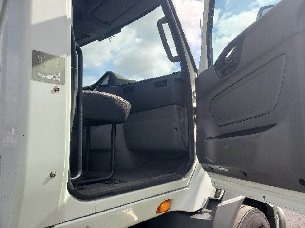 Day Cab Tractor-Heavy Duty Tractors-International-2019-RH613-White Deer-PA-472,641\n\t\tmiles-$ 22,750 - Image 12