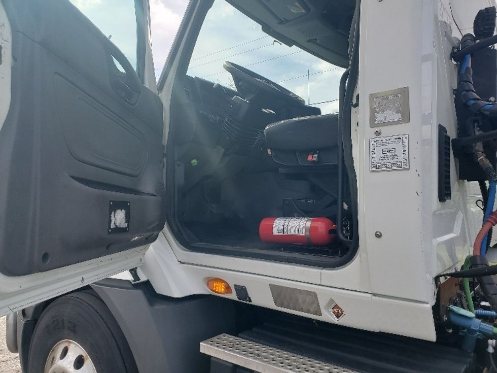 Day Cab Tractor-Heavy Duty Tractors-International-2019-RH613-White Deer-PA-472,641\n\t\tmiles-$ 22,750 - Image 9