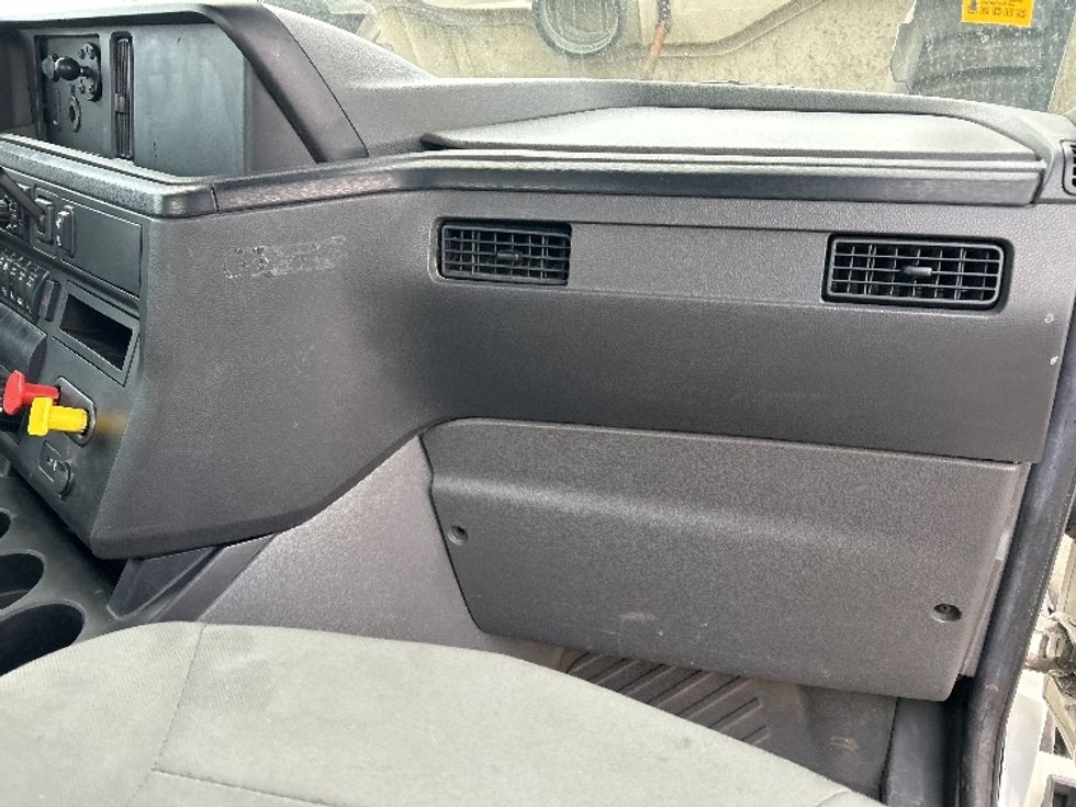 Day Cab Tractor-Heavy Duty Tractors-International-2020-LT625-Akron-OH-176,349\n\t\tmiles-$ 35,250 - Image 13