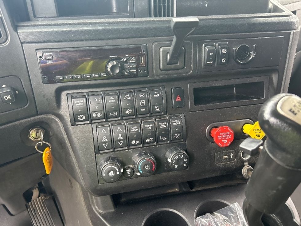 Day Cab Tractor-Heavy Duty Tractors-International-2020-LT625-Byron Center-MI-660,103\n\t\tmiles-$ 27,250 - Image 21