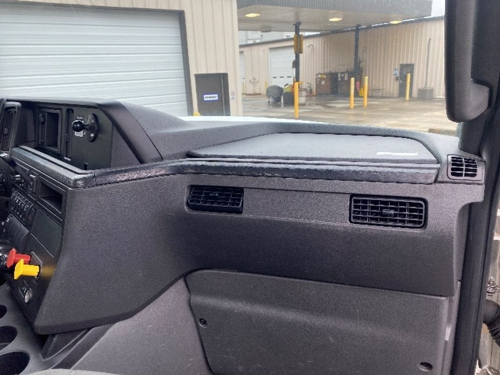 Day Cab Tractor-Heavy Duty Tractors-International-2020-LT625-Cleveland-TN-358,008\n\t\tmiles-$ 10,500 - Image 12