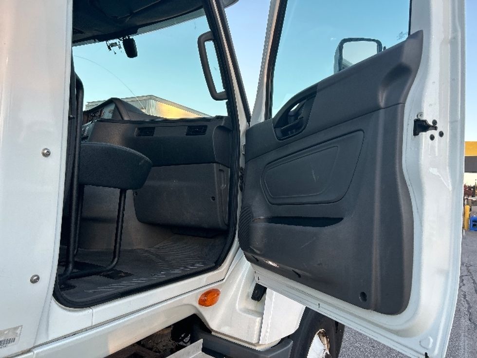 Day Cab Tractor-Heavy Duty Tractors-International-2020-LT625-Fitchburg-MA-483,748\n\t\tmiles-$ 25,750 - Image 12