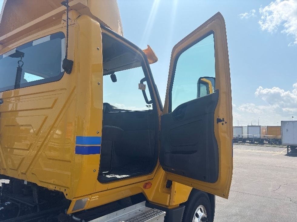Day Cab Tractor-Heavy Duty Tractors-International-2020-LT625-Mississauga-ON-418,088\n\t\tkm-$ 39,000 - Image 12