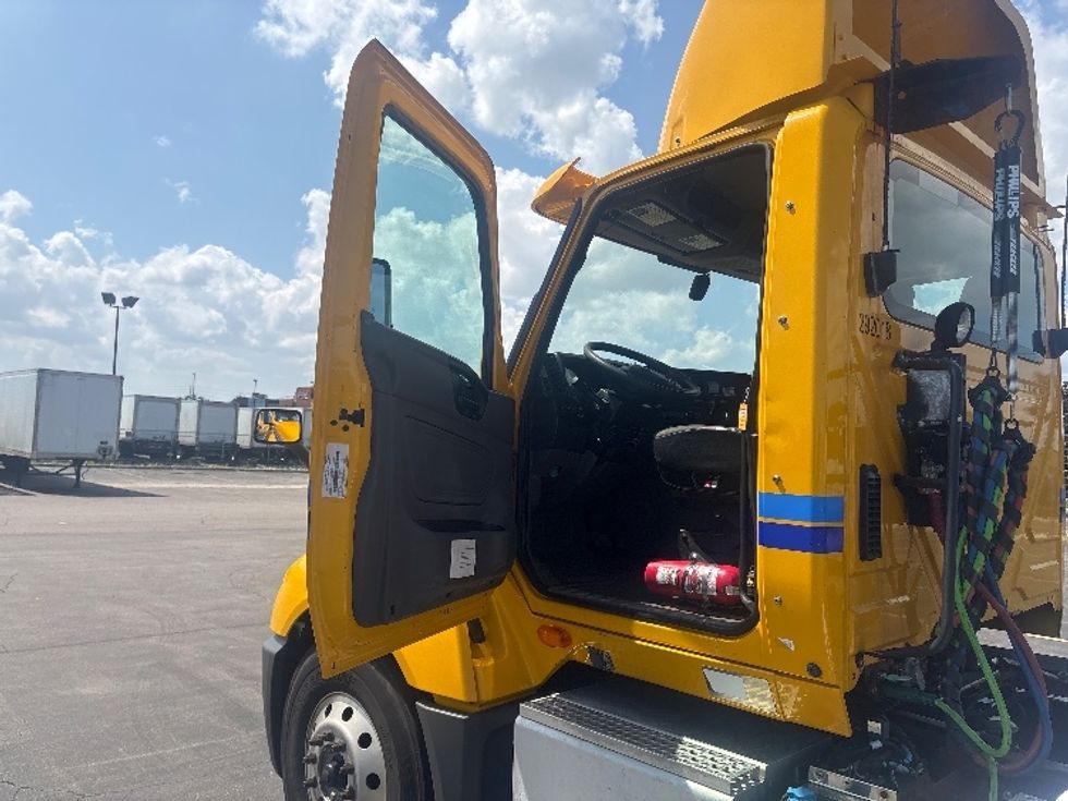 Day Cab Tractor-Heavy Duty Tractors-International-2020-LT625-Mississauga-ON-418,088\n\t\tkm-$ 39,000 - Image 9