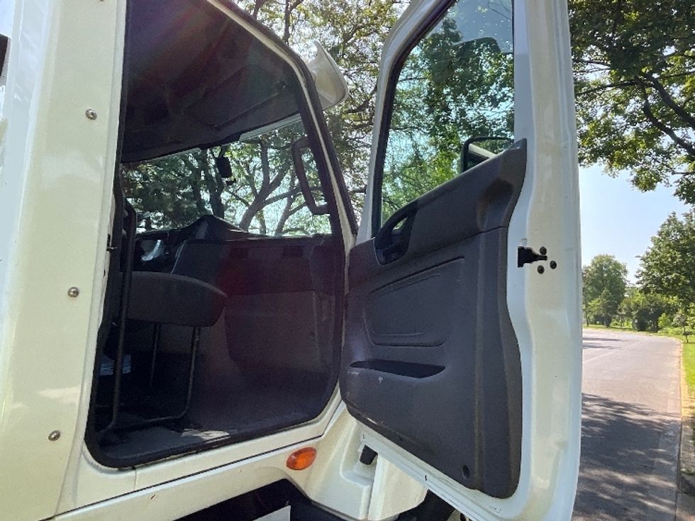 2020 International LT625 LT photo 8