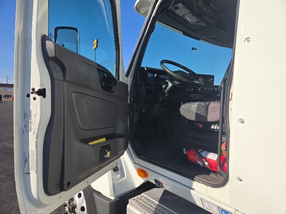 Day Cab Tractor-Heavy Duty Tractors-International-2020-LT625-White Deer-PA-490,756\n\t\tmiles-$ 32,250 - Image 9