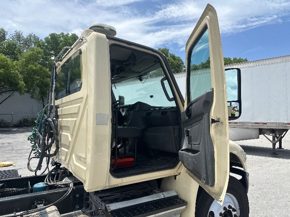 Day Cab Tractor-Heavy Duty Tractors-International-2020-MV607-Medley-FL-253,575\n\t\tmiles-$ 36,500 - Image 12