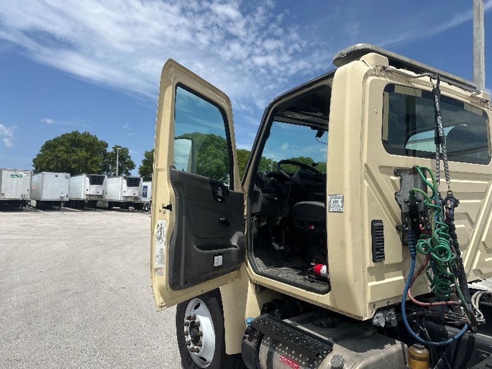 Day Cab Tractor-Heavy Duty Tractors-International-2020-MV607-Medley-FL-253,575\n\t\tmiles-$ 36,500 - Image 9