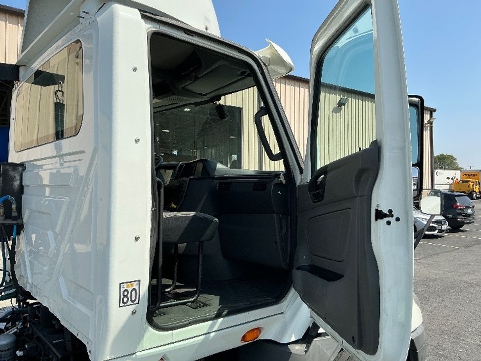 Day Cab Tractor-Heavy Duty Tractors-International-2020-RH613-Fontana-CA-179,127\n\t\tmiles-$ 35,250 - Image 12