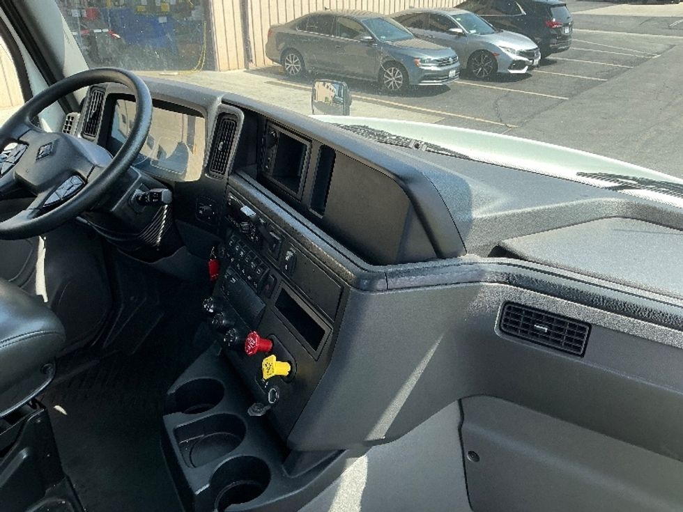 Day Cab Tractor-Heavy Duty Tractors-International-2020-RH613-Fontana-CA-179,127\n\t\tmiles-$ 35,250 - Image 14
