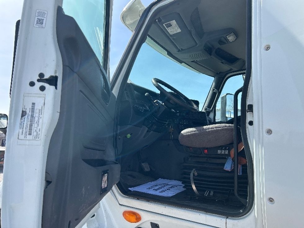 Day Cab Tractor-Heavy Duty Tractors-International-2021-LT625-Montreal-PQ-563,552\n\t\tkm-$ 58,500 - Image 9