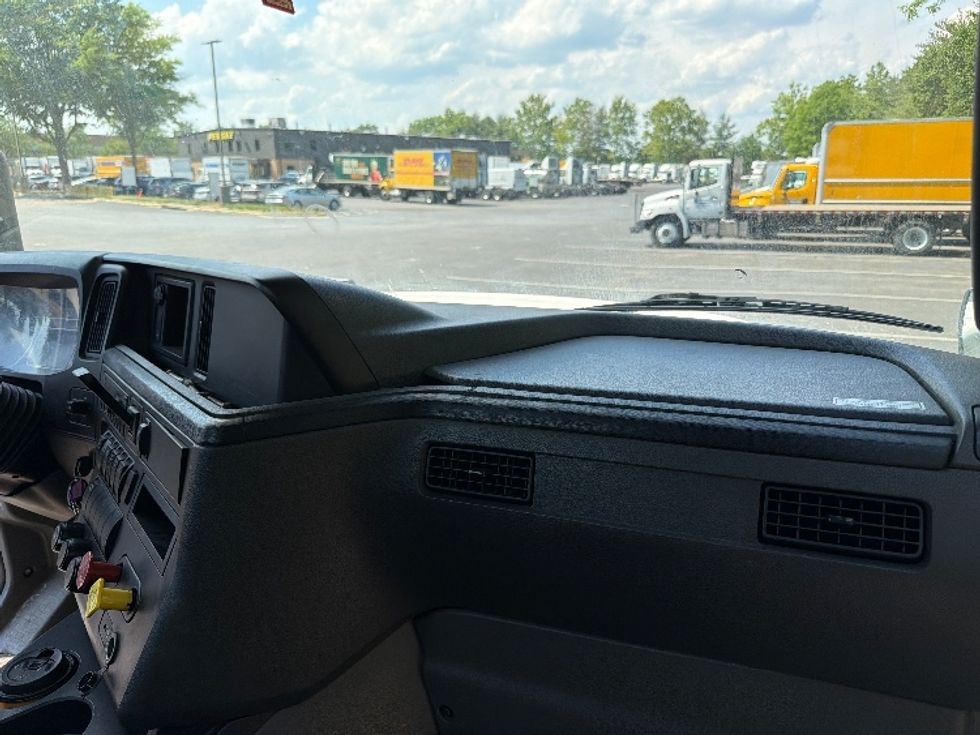 Day Cab Tractor-Heavy Duty Tractors-International-2021-RH613-Capitol Heights-MD-113,088\n\t\tmiles-$ 45,000 - Image 11