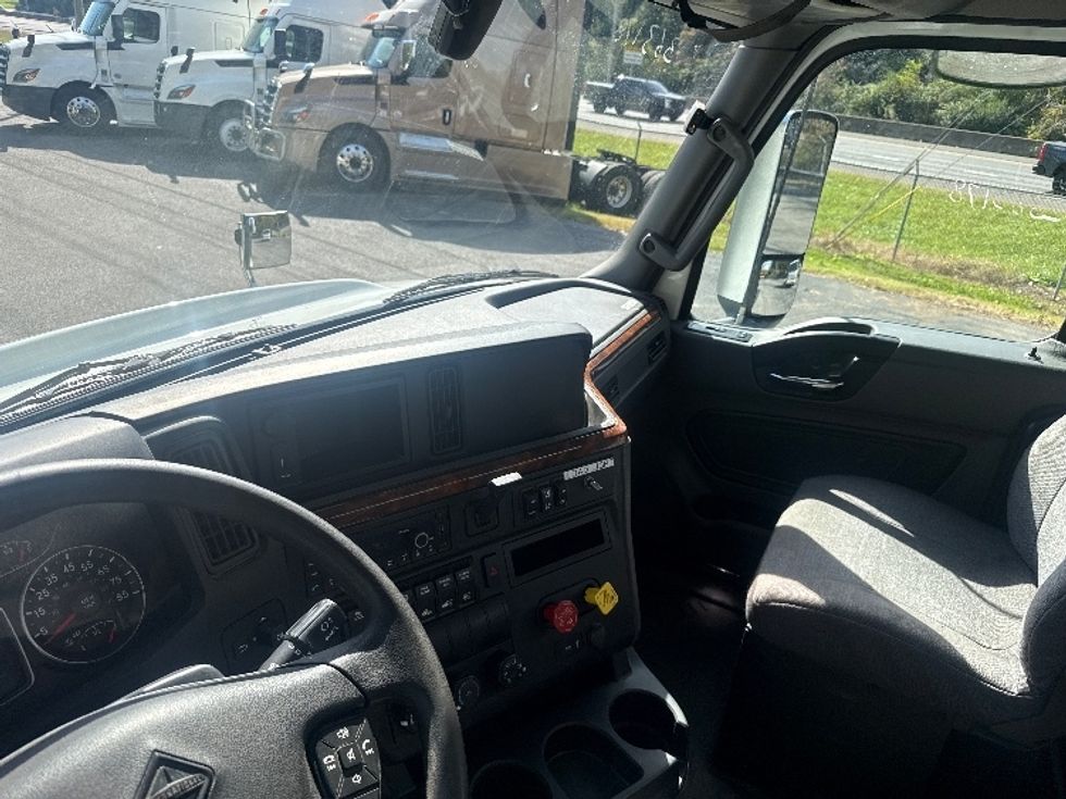 Day Cab Tractor-Heavy Duty Tractors-International-2021-RH613-Knoxville-TN-322,603\n\t\tmiles-$ 34,500 - Image 10
