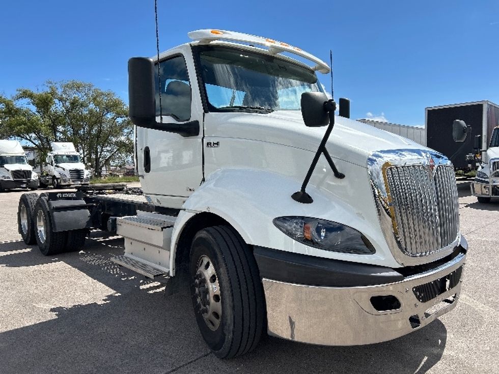 Day Cab Tractor-Heavy Duty Tractors-International-2021-RH613-Milwaukee-WI-255,807\n\t\tmiles-$ 36,500 - Image 1