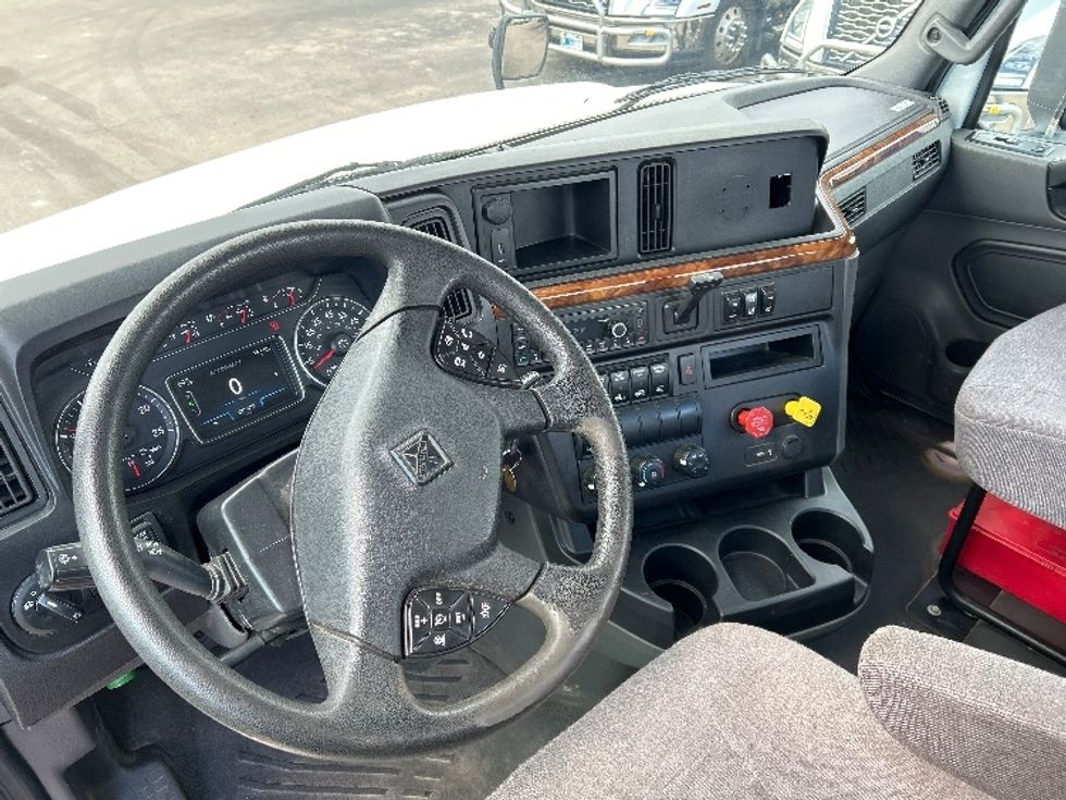 Day Cab Tractor-Heavy Duty Tractors-International-2021-RH613-Milwaukee-WI-255,807\n\t\tmiles-$ 36,500 - Image 11