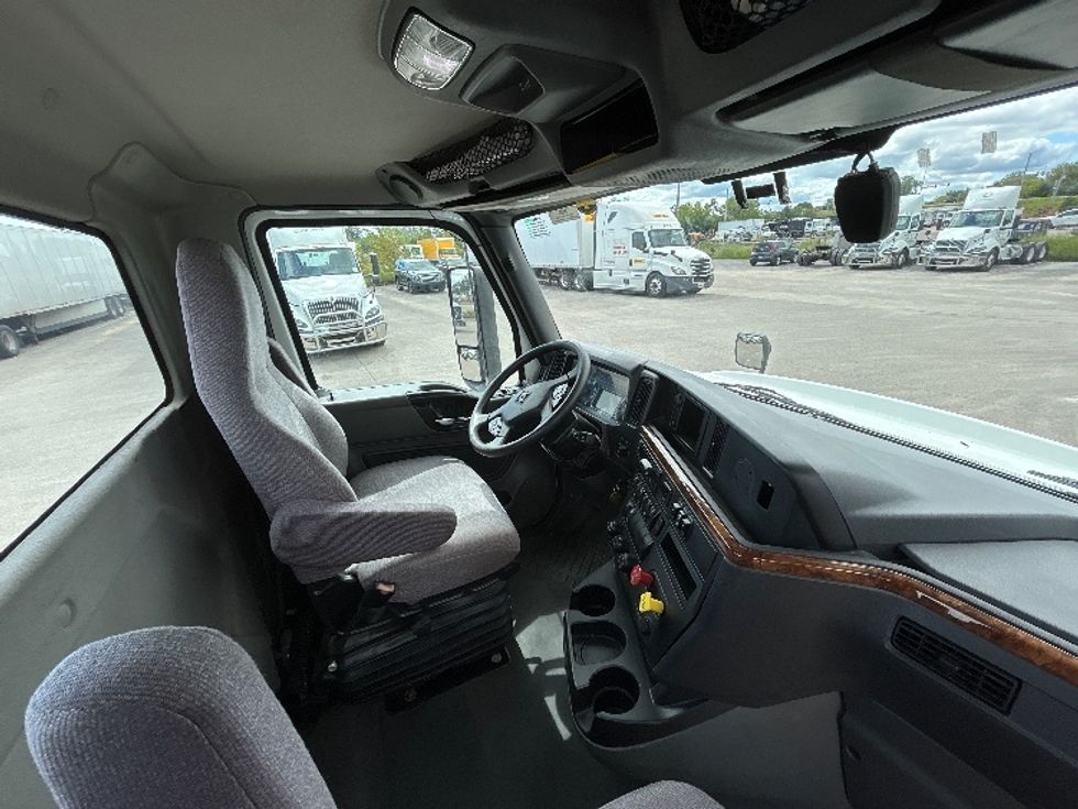 Day Cab Tractor-Heavy Duty Tractors-International-2021-RH613-Milwaukee-WI-255,807\n\t\tmiles-$ 36,500 - Image 14