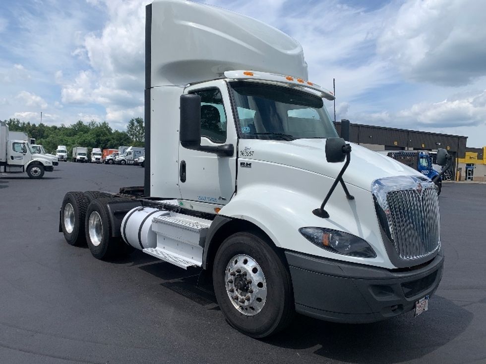 Day Cab Tractor-Heavy Duty Tractors-International-2021-RH613-Norton-MA-357,266\n\t\tmiles-$ 28,500 - Image 1