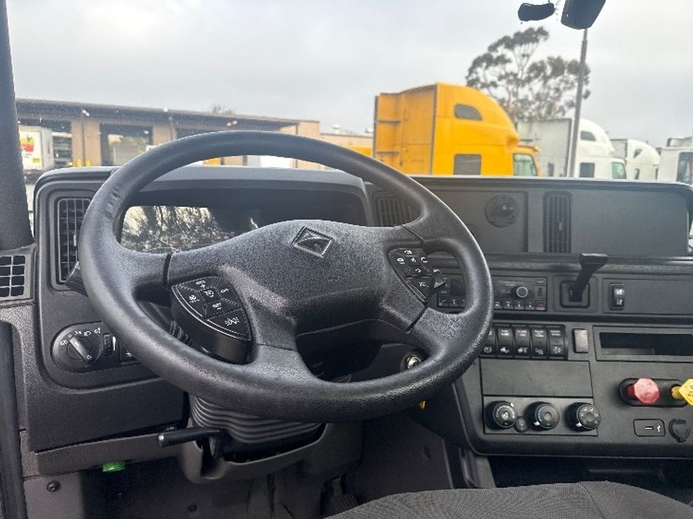 Day Cab Tractor-Heavy Duty Tractors-International-2022-LT625-Fresno-CA-264,237\n\t\tmiles-$ 33,250 - Image 11