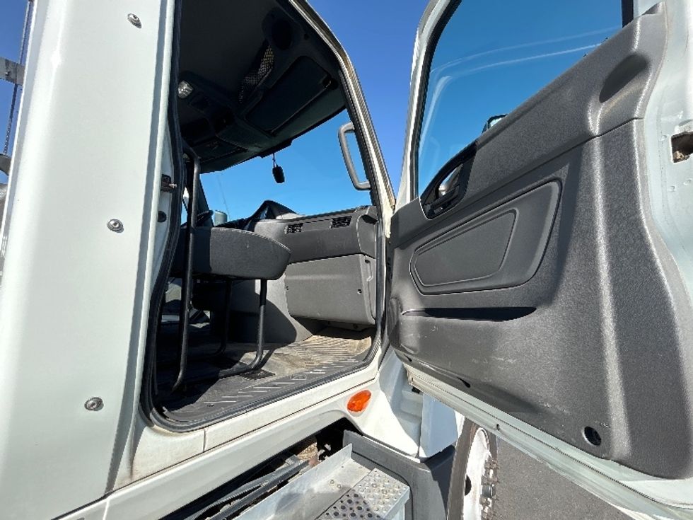 Day Cab Tractor-Heavy Duty Tractors-International-2022-LT625-Fresno-CA-283,838\n\t\tmiles-$ 30,500 - Image 12