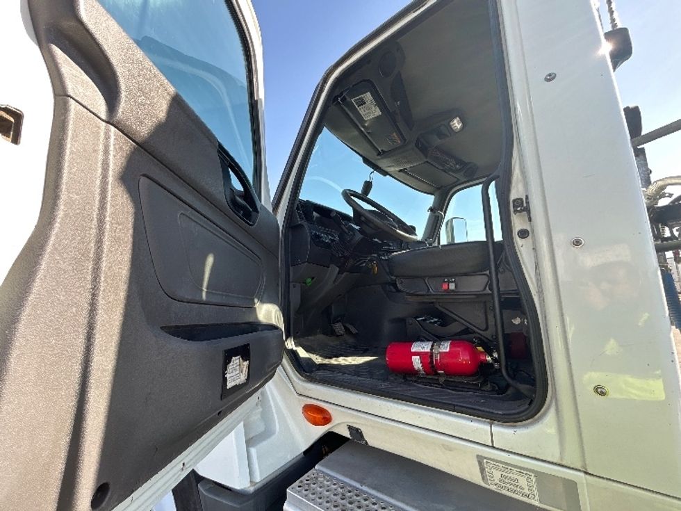 Day Cab Tractor-Heavy Duty Tractors-International-2022-LT625-Fresno-CA-283,838\n\t\tmiles-$ 30,500 - Image 9