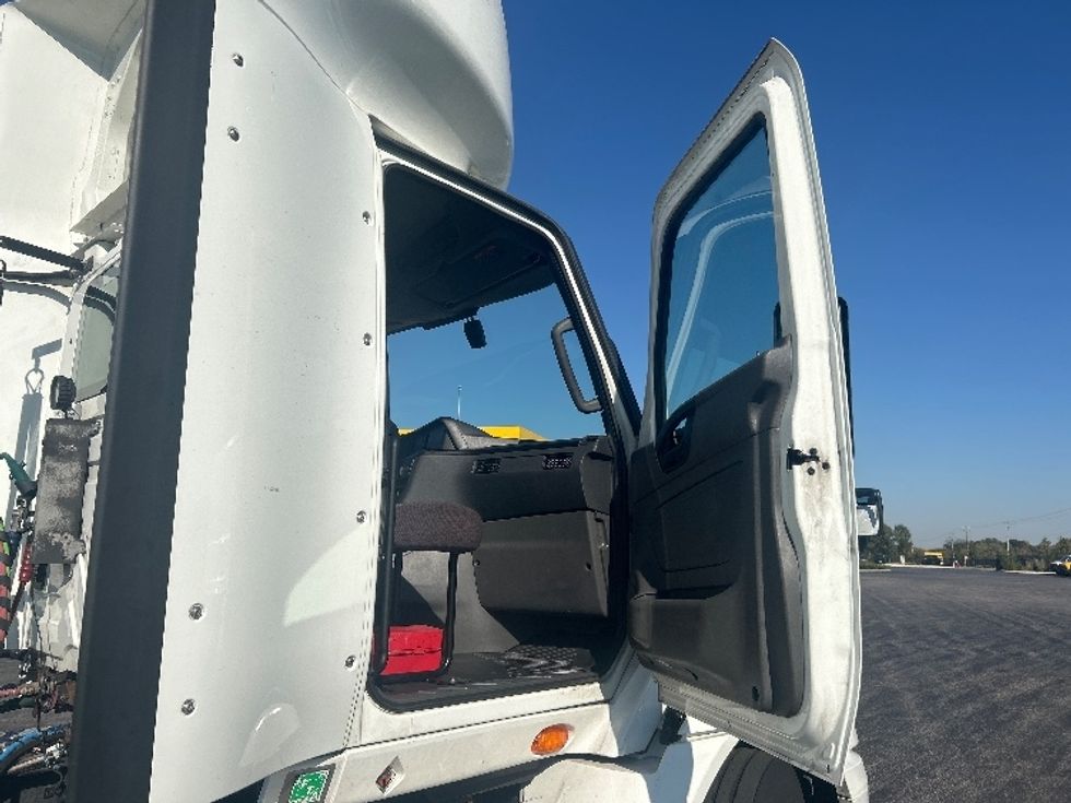 Day Cab Tractor-Heavy Duty Tractors-International-2023-RH613-Melrose Park-IL-565,529\n\t\tmiles-$ 32,250 - Image 12