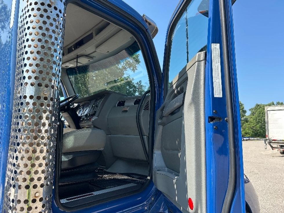 Day Cab Tractor-Heavy Duty Tractors-Kenworth-2019-T680-Byron Center-MI-466,075\n\t\tmiles-$ 41,500 - Image 12