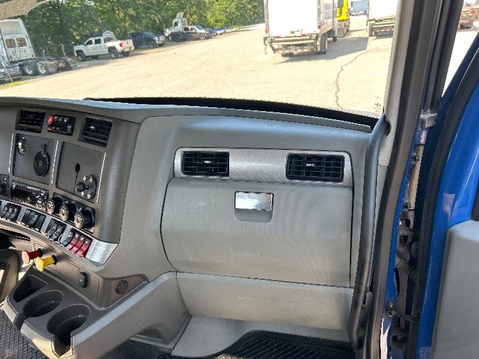 Day Cab Tractor-Heavy Duty Tractors-Kenworth-2019-T680-Byron Center-MI-466,075\n\t\tmiles-$ 41,500 - Image 13