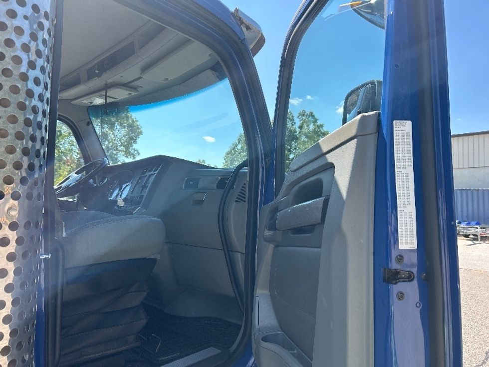 Day Cab Tractor-Heavy Duty Tractors-Kenworth-2019-T680-Muskegon-MI-490,530\n\t\tmiles-$ 38,500 - Image 11