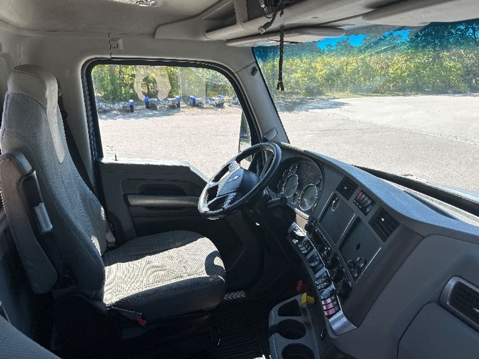 Day Cab Tractor-Heavy Duty Tractors-Kenworth-2019-T680-Muskegon-MI-490,530\n\t\tmiles-$ 38,500 - Image 13