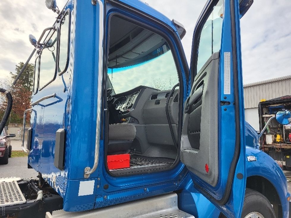 Day Cab Tractor-Heavy Duty Tractors-Kenworth-2021-T880-Londonderry-NH-465,797\n\t\tmiles-$ 68,750 - Image 12