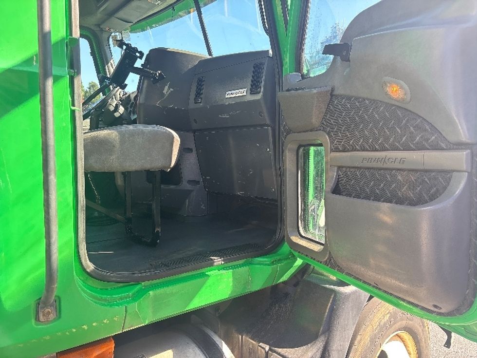 Day Cab Tractor-Heavy Duty Tractors-Mack-2008-Pinnacle CXU613-Duluth-GA-580,738\n\t\tmiles-$ 9,500 - Image 12