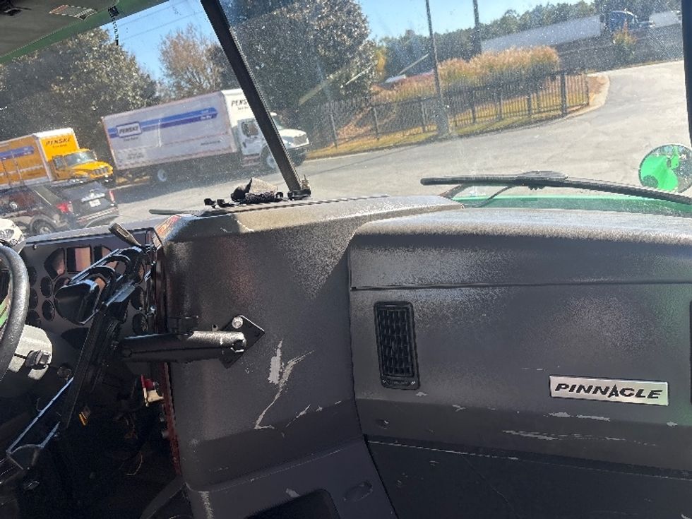 Day Cab Tractor-Heavy Duty Tractors-Mack-2008-Pinnacle CXU613-Duluth-GA-580,738\n\t\tmiles-$ 9,500 - Image 13