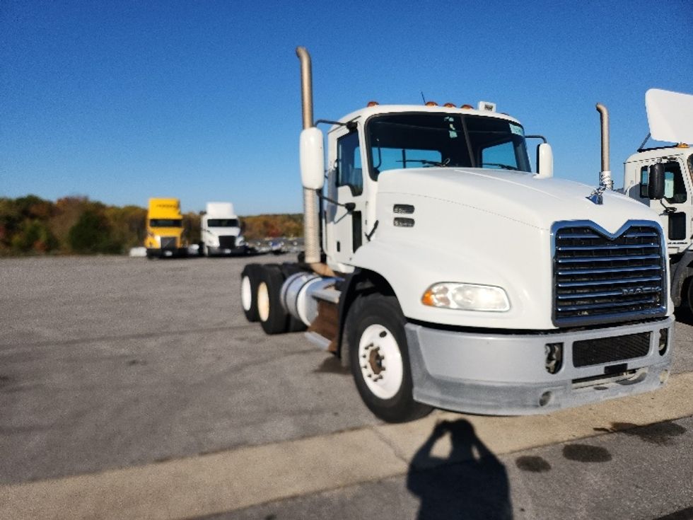 2015 Mack Pinnacle CXU613 Day Cab Tractor