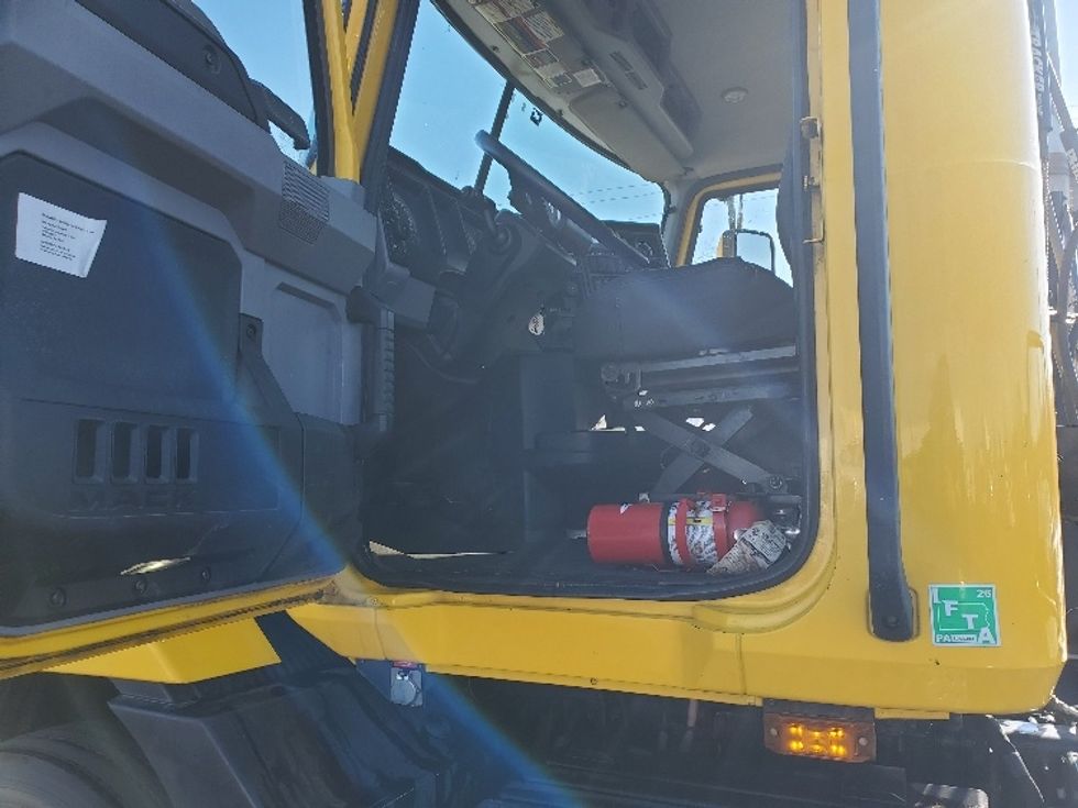 Day Cab Tractor-Heavy Duty Tractors-Mack-2019-ANTHEM-White Deer-PA-247,155\n\t\tmiles-$ 42,250 - Image 9