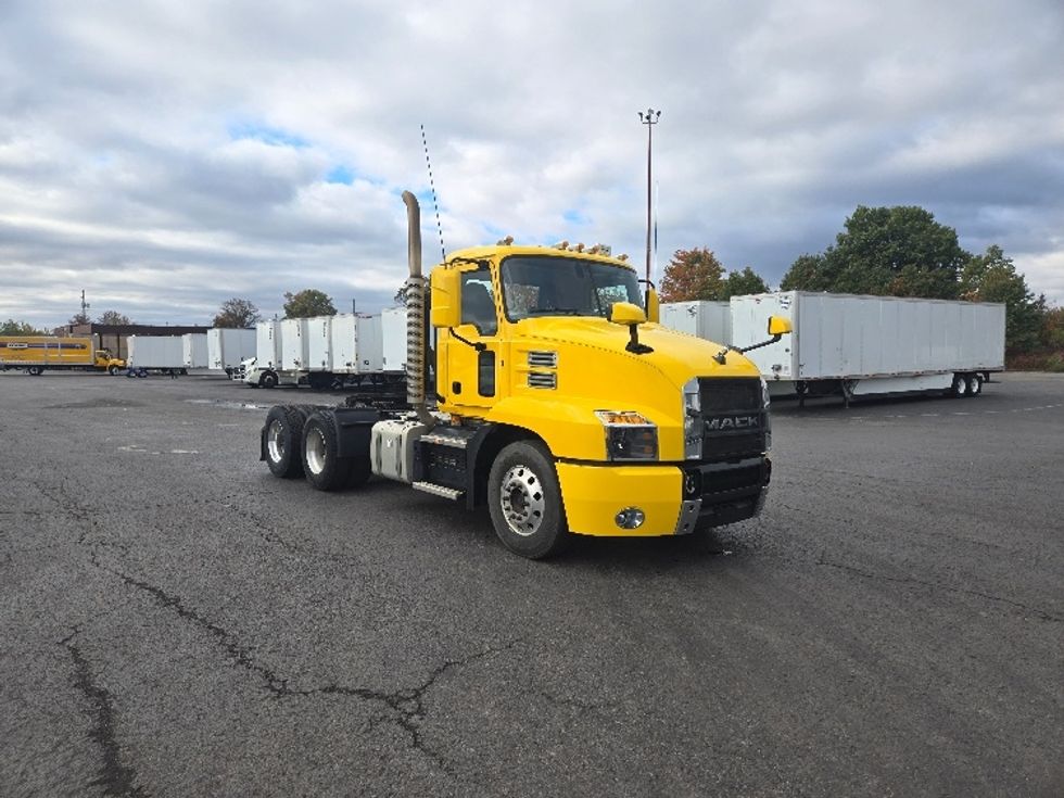 Day Cab Tractor-Heavy Duty Tractors-Mack-2019-ANTHEM-White Deer-PA-457,860\n\t\tmiles-$ 33,250 - Image 1