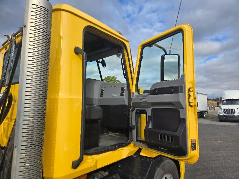 Day Cab Tractor-Heavy Duty Tractors-Mack-2019-ANTHEM-White Deer-PA-457,860\n\t\tmiles-$ 33,250 - Image 12