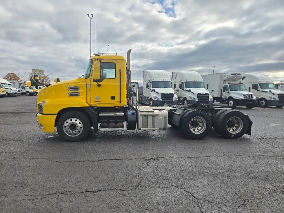 Day Cab Tractor-Heavy Duty Tractors-Mack-2019-ANTHEM-White Deer-PA-457,860\n\t\tmiles-$ 33,250 - Image 4