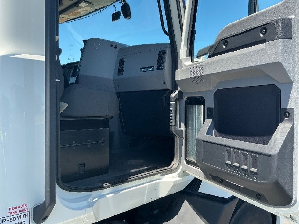 Day Cab Tractor-Heavy Duty Tractors-Mack-2022-ANTHEM-West Sacramento-CA-186,306\n\t\tmiles-$ 61,250 - Image 12