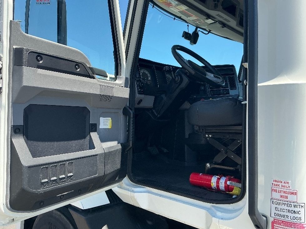Day Cab Tractor-Heavy Duty Tractors-Mack-2022-ANTHEM-West Sacramento-CA-186,306\n\t\tmiles-$ 61,250 - Image 9
