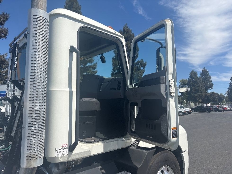 Day Cab Tractor-Heavy Duty Tractors-Mack-2022-ANTHEM-West Sacramento-CA-216,382\n\t\tmiles-$ 60,250 - Image 12